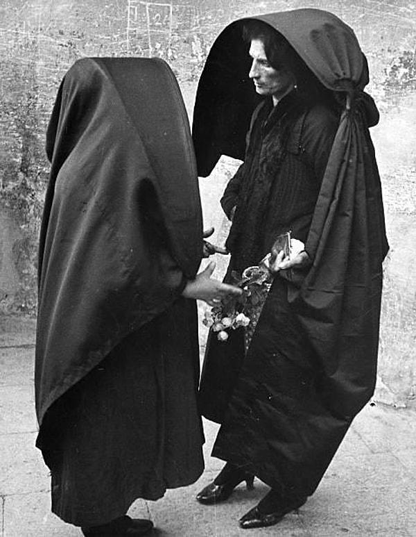 9. 1950 yılında sohbet eden iki Maltalı kadın: