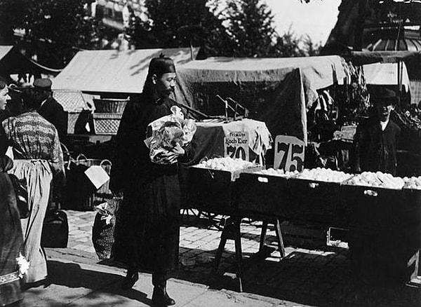 15. Almanya'daki Çin Büyükelçiliği'nin aşçısı, yerel bir pazardan alışveriş yaparken - 1905: