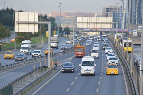 Yapılan duyuruda "13. Uluslararası Zeytinburnu Cumhuriyet Koşusu" olması dolayısıyla 08:00-12:00 saatleri arasında kapatılacak diğer güzergahlar da paylaşıldı.