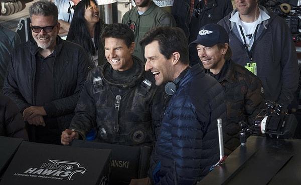 17. Tom Cruise, Top Gun: Maverick (2022) filminin yapımcıları ve yönetmeniyle birlikte hem çektikleri sahneyi izliyor bir yandan da gülüyor: