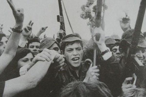 4. Portekiz'de 1974 yılında gerçekleşen ve Afrika'daki son sömürgelerin bağımsızlığının yolunu açan devrim nasıl adlandırılır?