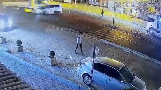 Tır ile Minibüs Çarpıştı: Ölümden Son Anda Kurtuldu
