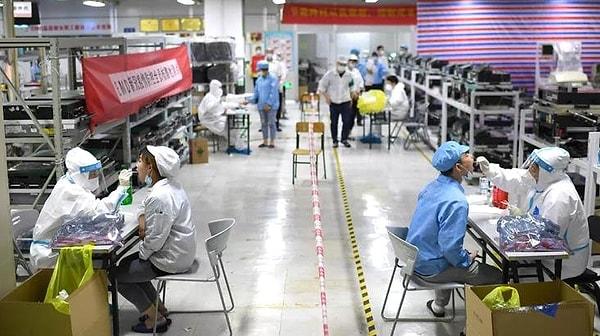 Çin’in Zhengzhou kentinde yer alan ve dünyanın en büyük iPhone üretim üssü olarak bilinen fabrikada tespit edilen Covid-19 vakaları nedeniyle yaklaşık 300 bin kişi karantinaya alındığı öne sürüldü.