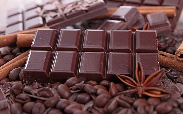 Rüyada Çok Fazla Çikolata Yemek
