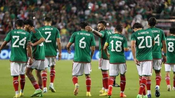 2. İngiltere bir önceki Dünya Kupası’nda sergilediği performansa benzer bir şekilde önce Senegal’i sonra da Meksika’yı mağlup ederek yarı finallere yükselecek.