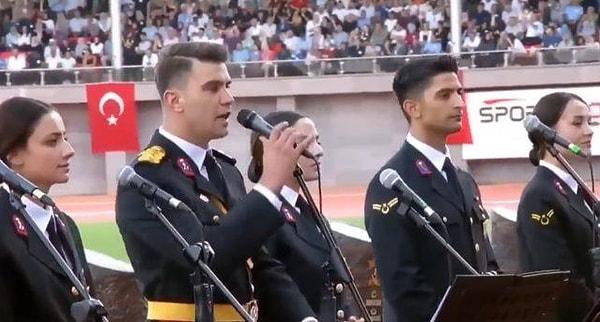 Dinleyenlerin kulaklarındaki pası söküp atan Teğmen Ahmet Hamdi Öğüt'ün ayrıca Çemberimde Gül Oya performansı da sosyal medyada çok paylaşılanlar arasına girdi.