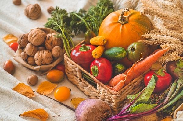Sağlıklı ve dengeli beslenmenin ilk kuralı sebze ve meyveleri mevsiminde tüketmek.
