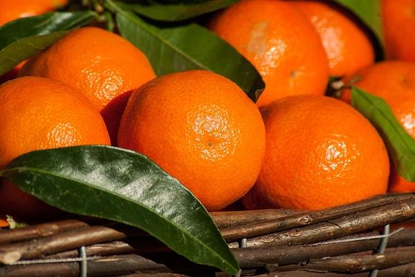 1. Mandalina. Bağışıklık sitemini güçlendirmeye yarayan C vitamini ve antioksidanlarla dolu olan mandalinayı kasım ayında tüketebilirsiniz.