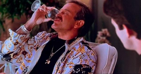 36. "The Birdcage"da Robin Williams şarabını bitirip, yenilemek için kalktığında kadehinde yine şarap olduğunu görüyoruz.