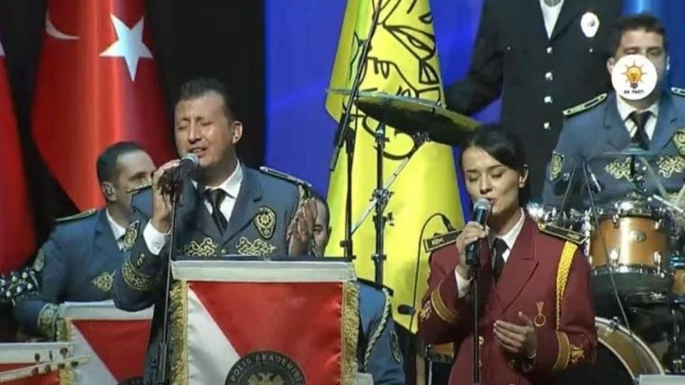 Polis Bandosu AK Parti'nin 'Türkiye Yüzyılı' Şarkısını Söyledi