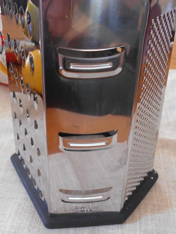 Сторона с большими горизонтальными отверстиями