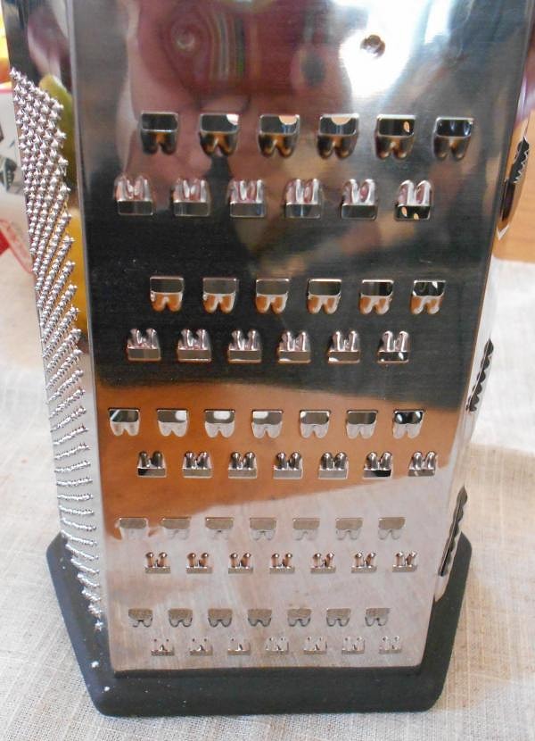 Сторона с квадратными отверстиями