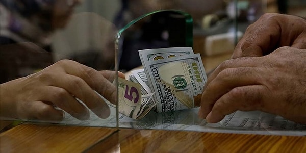 Dolar/TL, dün günü değer artışıyla 18,6287 seviyesinde kapatırken, bugün piyasa açılışında 18,6160'tan işlem gördü. Gün sonunda da 18,61 seviyesi korundu.