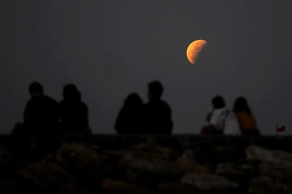 Tam Ay tutulmalarıyla ilgili en büyüleyici gerçek, uydu tam gölgedeyken Ay'ın kırmızıya dönmesi olarak gösterilebilir.