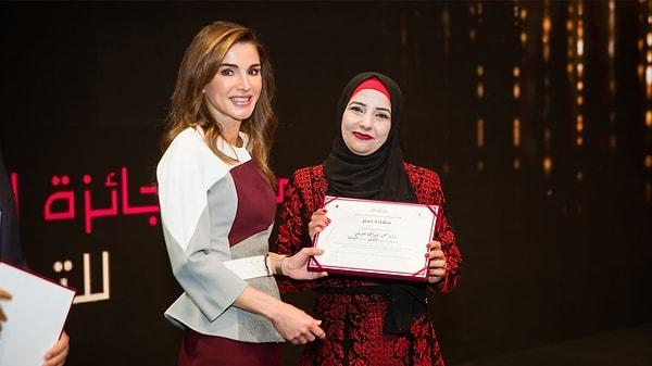 10. Eğitim Bakanlığı ile yaptığı ortak bir çalışmada her sene başarılı öğretmenlere Kraliçe Rania Eğitimde Üstün Başarı Ödülü verilmeye başlandı.