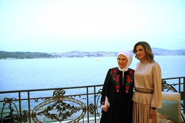 17. Türk kültürü ile yetiştirildiğini anlatan Kraliçe Rania ayrıca İstanbul’un havasını, Kapalıçarşı’da gezmeyi, Boğaz manzarasına karşı oturmayı da çok seviyormuş.