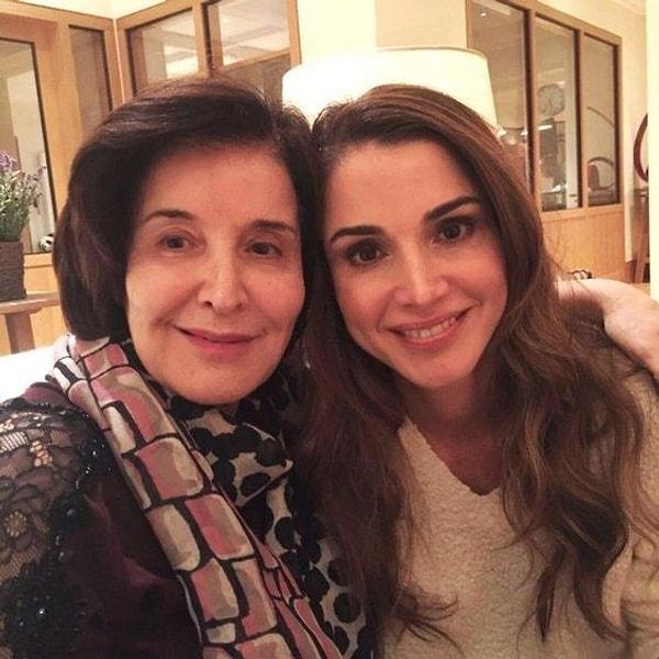 16. Kraliçe Rania yıllar önce Sabah ile yaptığı bir röportajda anne tarafından dedesinin aslında Türk olduğunu açıkladı. Kendisi ayrıca Türk müzikleri ve Türk yemekleri ile büyüdüğünü anlattı.