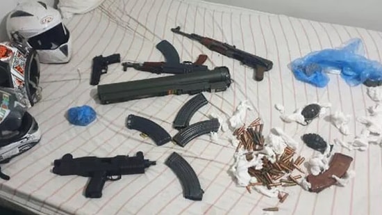 Cephanelik Gibi Ev: Lav Silahı ve El Bombası Bile Çıktı