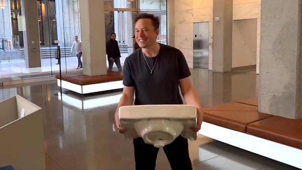 Haberin hemen ardından elinde lavabo ile Twitter merkezine girerken görüntüleri çok konuşulan Musk, geçtiğimiz bir hafta içerisinde ise platform hakkında pek çok yeni karar alacağını açıkladı.