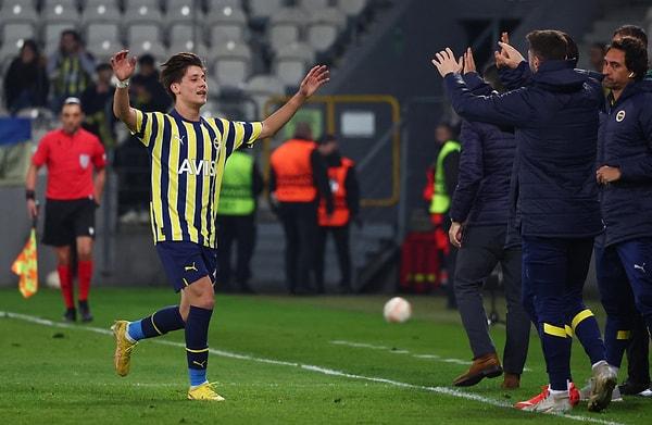 İlk yarının uzatma dakikalarında kornerin başına geçen Arda Güler, Arao'ya asist yaptı ve devre 2-0 Fenerbahçe'nin üstünlüğüyle sona erdi.