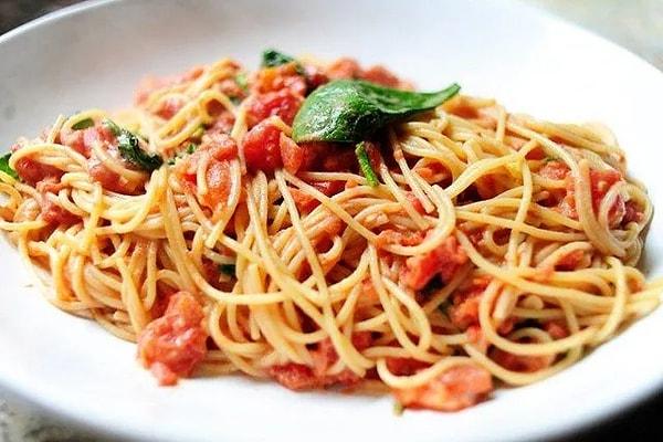 1. Sosuyla bizi kendimizden geçiren, çatalımızla bakışan bol soslu Spagetti!