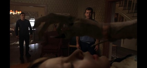11. 2002 yapımı "Signs" filmindeki uzaylı, Graham'ın oğlunu rehin aldığında arka planda aniden Graham'ın yüzü beliriyor.