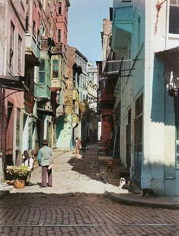 9. Dar bir sokak, İstanbul, 1950.