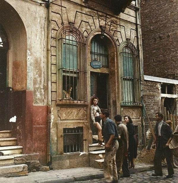 10. Genelev önü, İstanbul, 1950.
