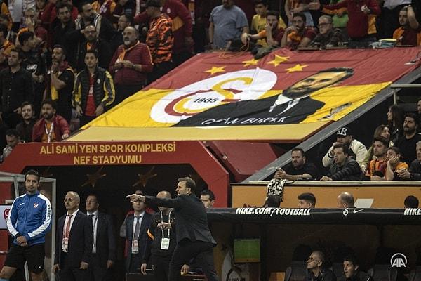 Okan Buruk, Galatasaray'ın başında çıktığı ilk derbi maçtan galibiyetle ayrıldı.