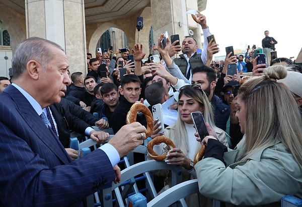 Cumhurbaşkanı Erdoğan, cuma günü Taksim'de vatandaşlara simit dağıttı.