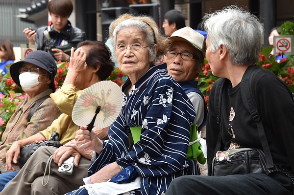 Bu olaydan sonra, Japonya'daki sosyal medya kullanıcıları, hükümeti yaşlı vatandaşların ülkede karşılaştığı istismarı görmezden gelmekle suçladı.