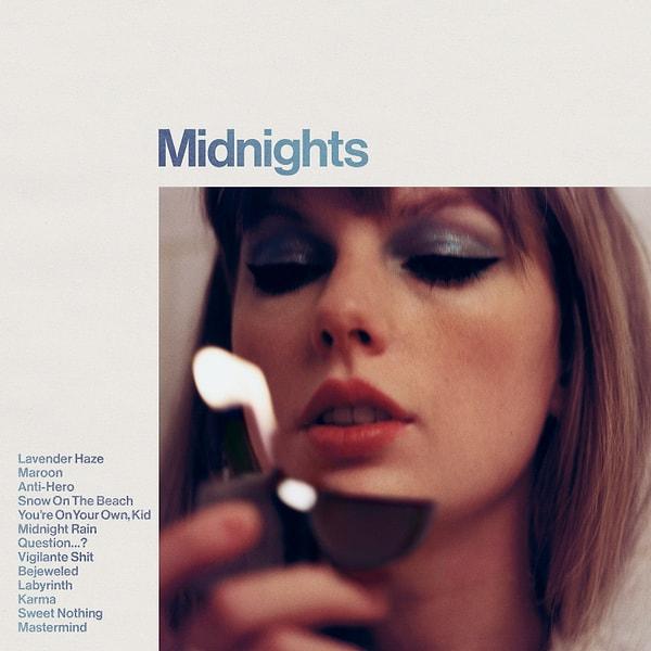 ‘Mastermind’ şarkısı, Swift’in birkaç hafta önce çıkan ve müzik listelerini adeta ele geçiren ‘Midnights’ isimli albümün en ilgi çeken parçalarından birisi oldu.