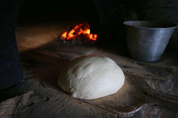 Ekmekler yoğrulduktan sonra bir süre dinlendiriliyor ve ertesi gün yapılacak ekmek için bir miktarı ayırılıyor. Ardından odun ateşinde 4 saat kadar pişiliyor.