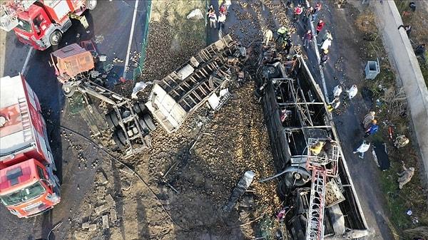 Ağrı'da yolcu otobüsünün pancar yüklü iki kamyonla çarpıştığı kazada 7 kişi hayatını kaybetti.