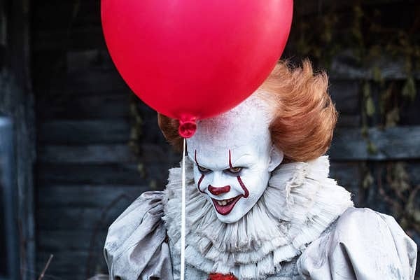 4. Bill Skarsgård Pennywise seçmelerine katıldıktan bir müddet sonra tekrar aynı makyaj ile gelmesi için aranmış. Skarsgård da bir Cadılar Bayramı mağazasında Pennywise makyajı yaptırmak zorunda kalmış!