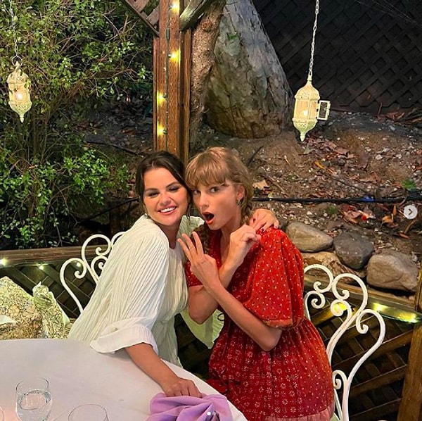 “Я никогда не вписывалась в классную группу девушек, которые были знаменитостями”, - сказала Селена в одной из сцен. “Мой единственный друг в индустрии на самом деле - Тейлор [Свифт]”.