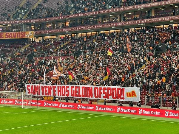 Galatasaray taraftarı ‘’SAMİ YEN'E HOŞGELDİN OFSPOR’’ pankartı açarak Trabzon ekibine jest yaptı.