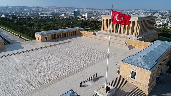 Üçüncü Kısım: 1950 yılında başlayan üçüncü kısım çalışmaları ile lahit taşı yerine konmuştur.