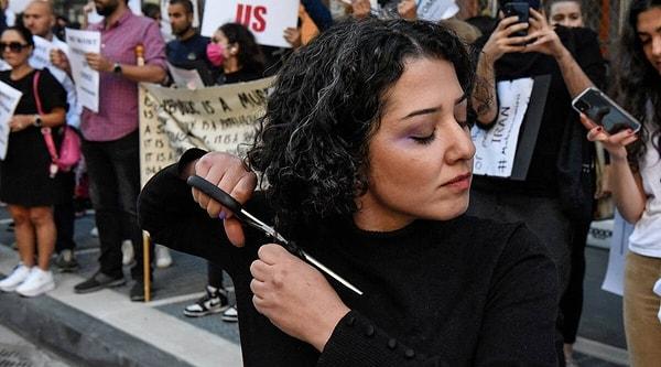 Özellikle kadın vatandaşlar, İran İslam Devrimi’nden itibaren kendilerine dayatılan sıkı kıyafet kurallarına karşı gelerek başörtülerini çıkarıp saçlarını keserek protestolara destek verdiler.