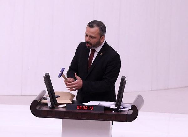 10. Meclis kürsüsünde cep telefonunu çekiçle kıran CHP Milletvekili Burak Erbay'a kürsüye zarar verdiği iddiasıyla 10 bin liralık fatura kesildi.
