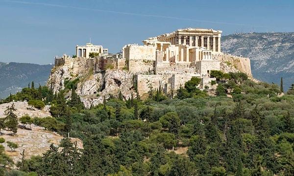 Atina'da, tüm yasalar ve davalar, her erkek vatandaşın söz sahibi olduğu devasa bir demokratik organ olan Meclis (ekklēsia) tarafından karara bağlanırdı.