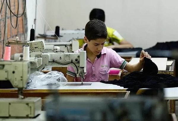2. Hatay'ın Erzin ilçesinde çalıştığı narenciye fabrikasında paketleme makinesine kıyafetini kaptıran 14 yaşındaki çocuk işçi Dicle Nur Selçuk hayatını kaybetti.