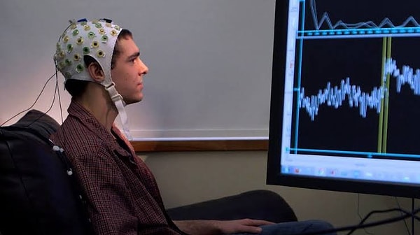 Beyin dalgalarını okuyan implant bilgisayar ekranında cümlelere dönüştürüyor.