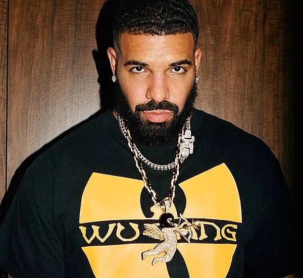 West’in ofiste sık sık kendi şarkılarını çalmayı sevdiğini iddia eden eski bir çalışan, bir gün müzik önerisi istendiğinde Drake’in şarkılarını sevdiğini söyledi…