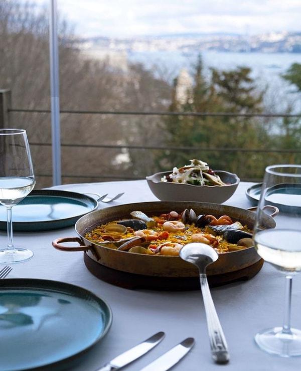 Deniz Mahsullü Paella: vongole, midye, kalamar, karides, levrek, taze domates, safran.