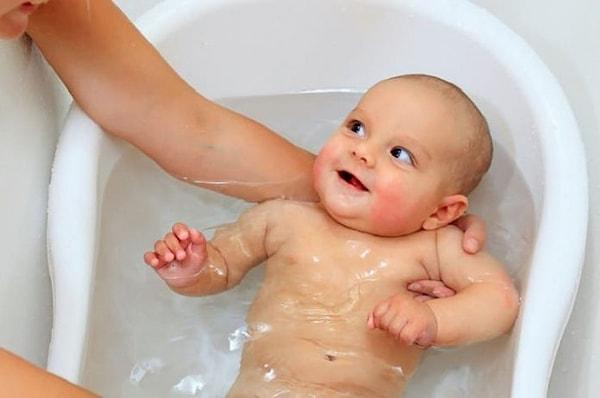 Kırk uçurma banyosunda anne ve bebeğe bir başka kişi banyo yaptırır. Yani öncelik bu kişiyi seçmek olur.