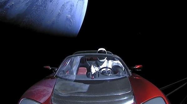 6 Şubat 2018 tarihinde Elon Musk, aracı SpaceX'in yeni roketi Falcon Heavy ile uzaya gönderdi.