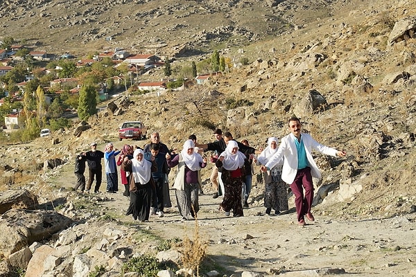 Nişan için Mahmut Tuncer'in gelmesine kızlar kendileri bile inanamaz. Fakat hem Mahmut Tuncer'in hem de peteklerin ortadan kaybolması büyük bir sorunun işaretçisidir.