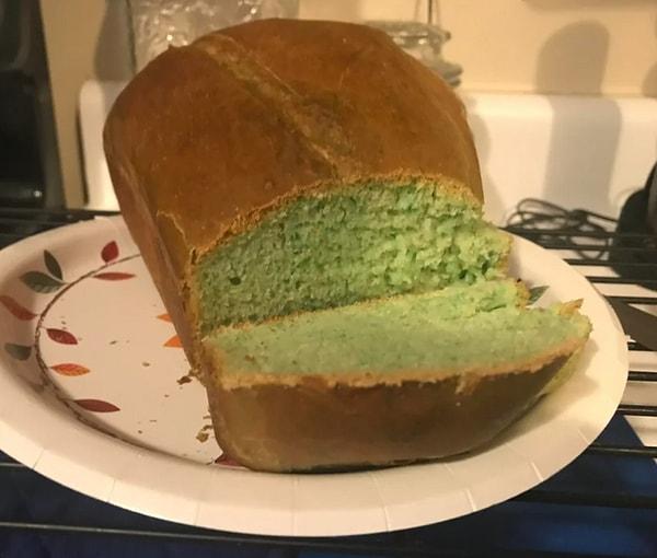 Su yerine yeşil renkli soda kullanılmış ve bu bir ekmekmiş, evet ekmek...