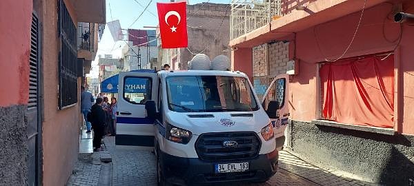 Hain saldırıda hayatını kaybeden Yusuf Meydan ile kızı Ecrin'in, Adana'ya bağlı Seyhan ilçesi Gülpınar Mahallesi'ndeki evine taziye çadırı kuruldu.